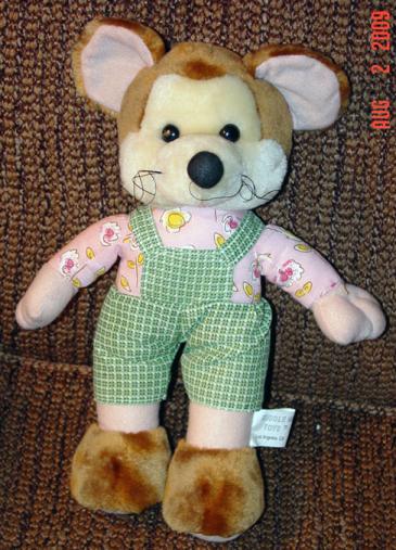 0KMT0002 Kuddle Me Plush Mouse in Green Overalls
