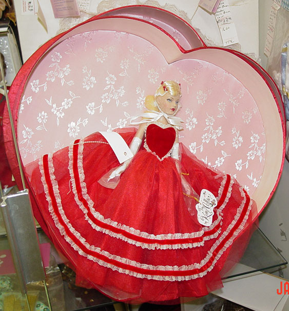 KCT0015 Tonner Tiny Kitty Collier Valentine Hearts Hat Box Set 2005