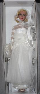 0TMM0033A Marilyn Monroe Shipboard Wedding Doll Tonner 2013 5